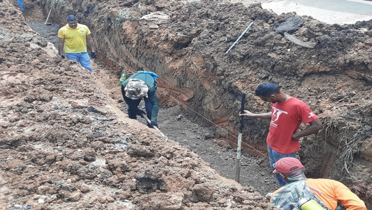 PEDIDO ATENDIDO: Prefeitura coloca manilhas em rua após pedido do vereador Dr. Júnior Queiroz