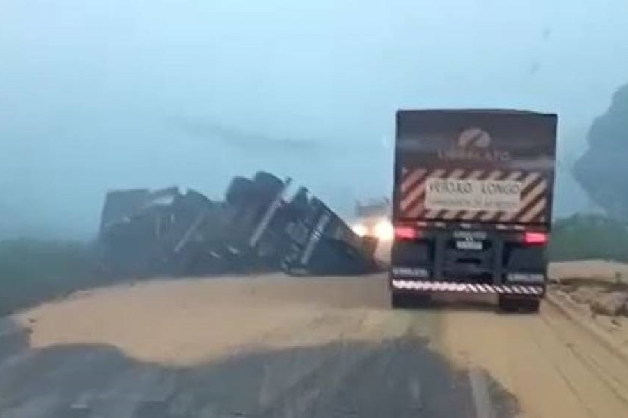 VÍDEOS: Carreta graneleira e carro de passeio se envolvem em acidente violento