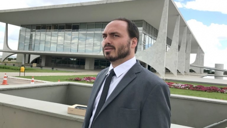 FILHO 02: Carlos Bolsonaro é citado como chefe de organização criminosa por juiz do Rio