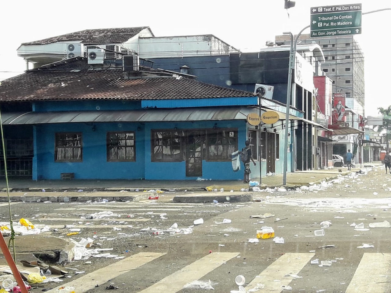 VERGONHA: Lixo deixado no centro de Porto Velho após Carnaval revolta comunidade