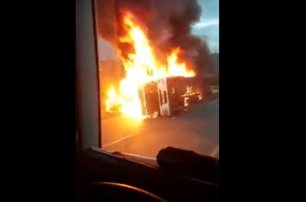 DESTRUÍDA: Carreta carregada de soja tomba na BR-364 e pega fogo; vídeo