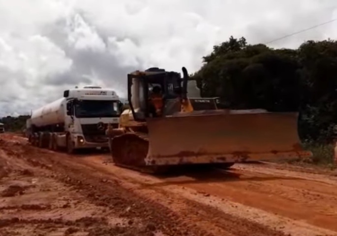 LAMAÇAL: Comboio com oxigênio para Manaus enfrenta atoleiro na BR-319 e atrasa entrega