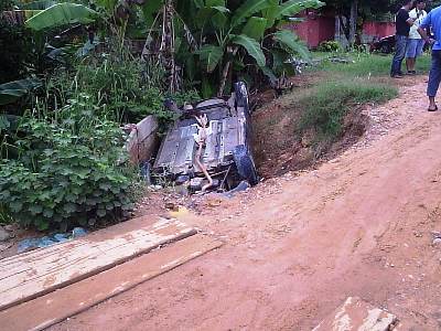 Carro cai em ponte com três pessoas em Ji-Paraná