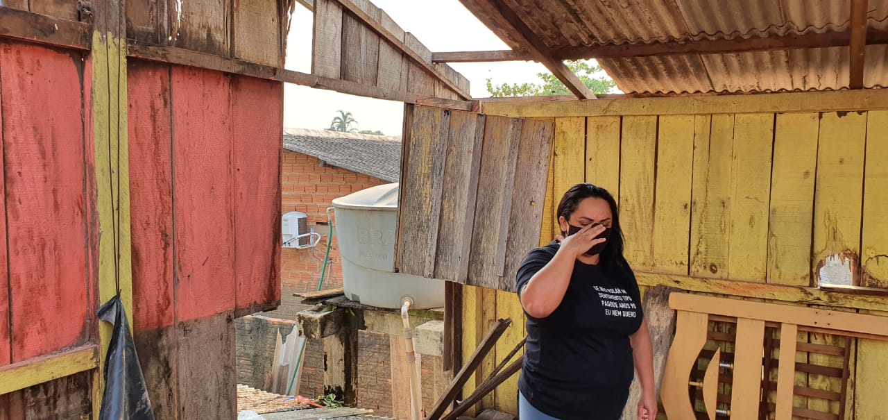 DESABRIGADA: Mulher que teve casa destruída em vendaval pede ajuda da comunidade