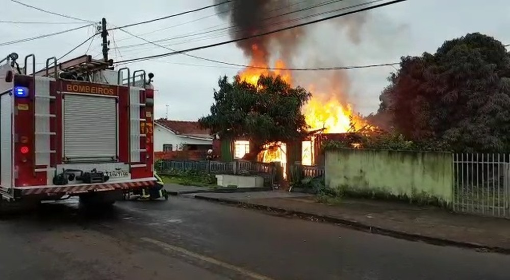 TRAGÉDIA: Mulher morre queimada após retirar neto autista de casa tomada por chamas