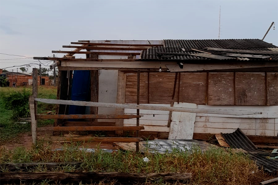 AJUDA: Casa é quase totalmente destruída após chuva desta terça (08)