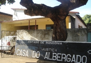 Juiz interdita albergue e manda presos para casa