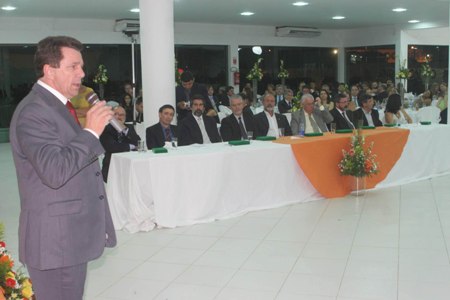 Sinduscon empossou diretoria e homenageou governador