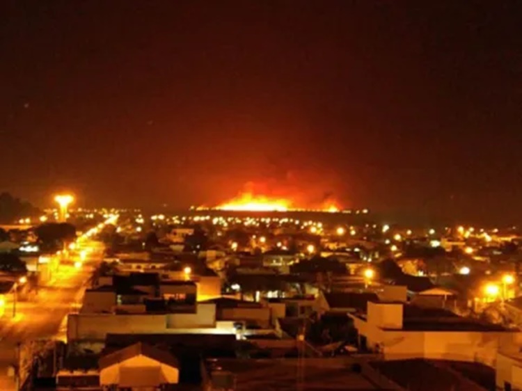 VILHENA: Incêndio destrói área próxima ao aeroporto e fumaça invade cidade 