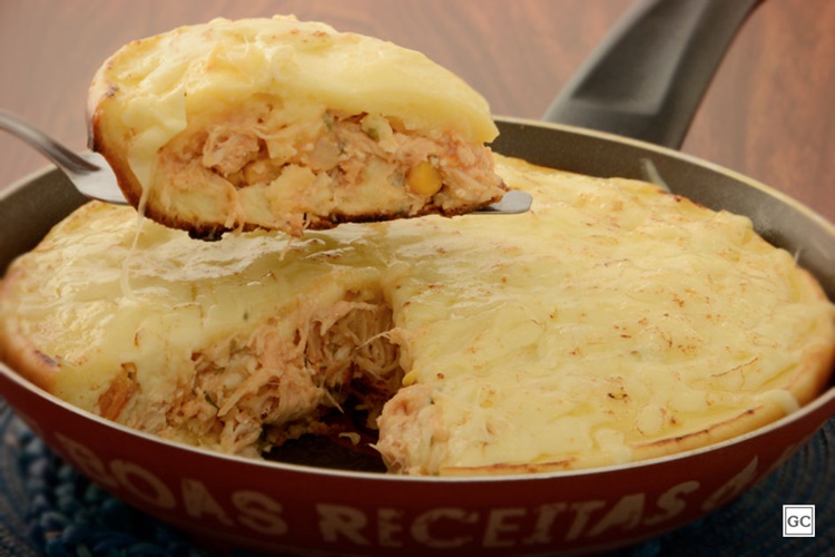 SABOROSA: Torta de frango na frigideira para um almoço rápido e prático