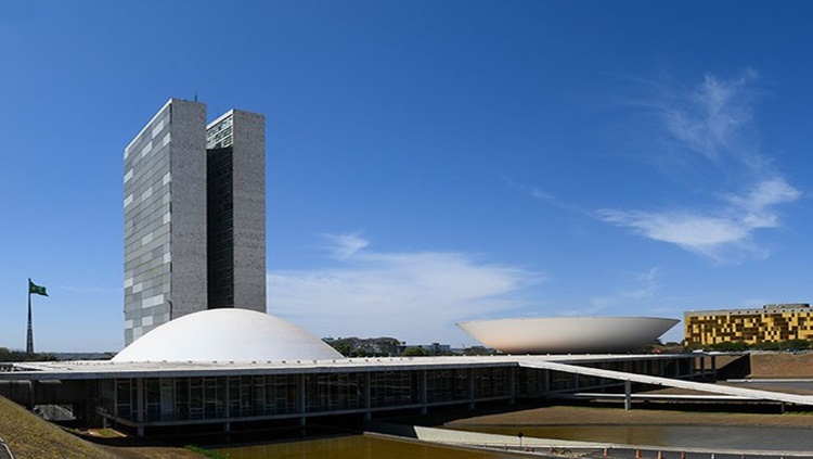 MESMA LEGISLATURA: Senado recebe PEC de reeleição dos presidentes da Câmara e do Senado