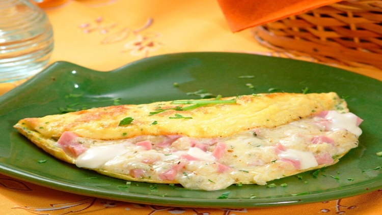 FÁCIL: Omelete com presunto e queijo para um almoço delicioso