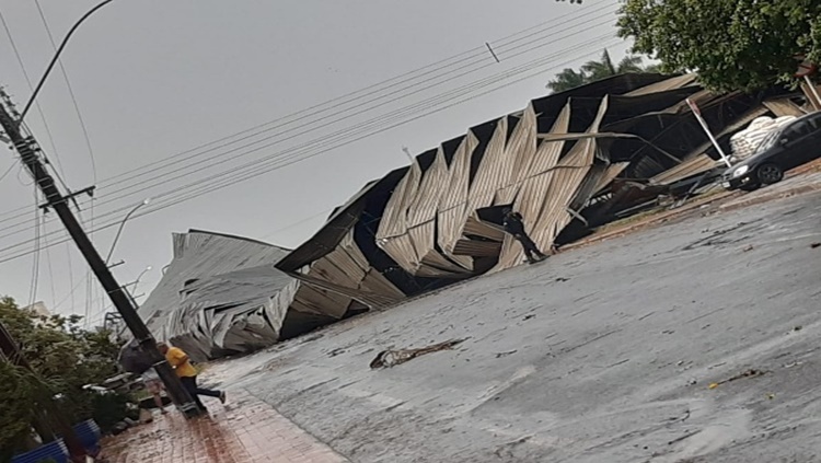 TEMPORAL: Estrutura metálica desaba na rua e moradores ficam assustados