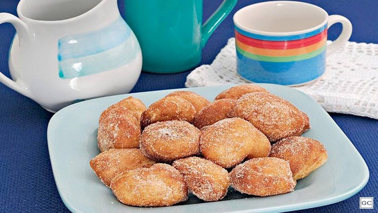 DELICIOSO: Bolinho de chuva com canela e açúcar para acompanhar o cafezinho