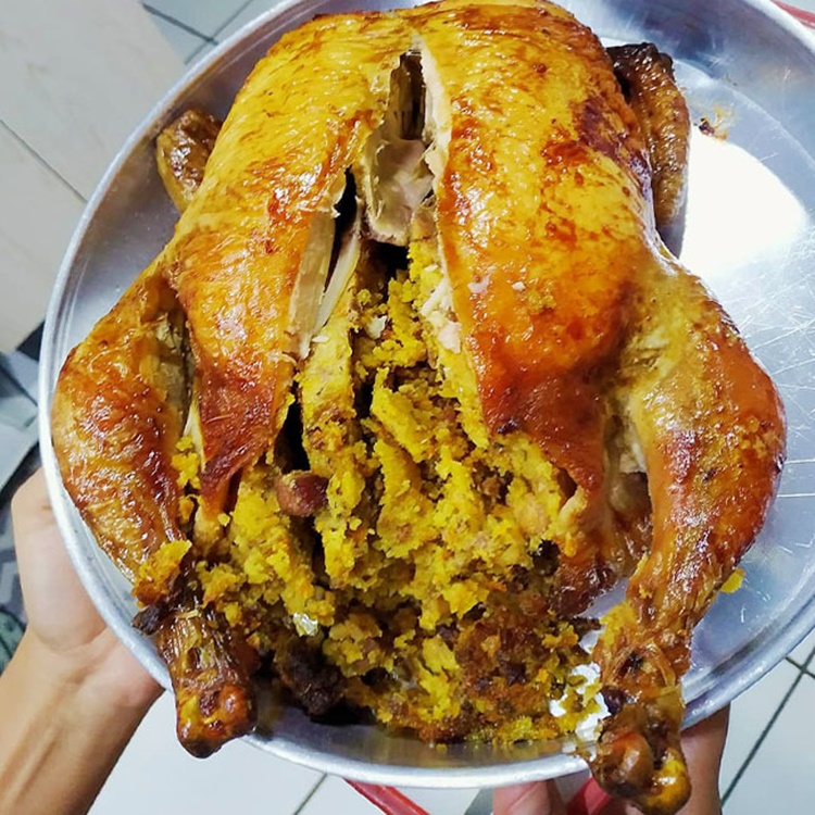 SABOROSO: Frango recheado com farofa perfeito para o almoço em família