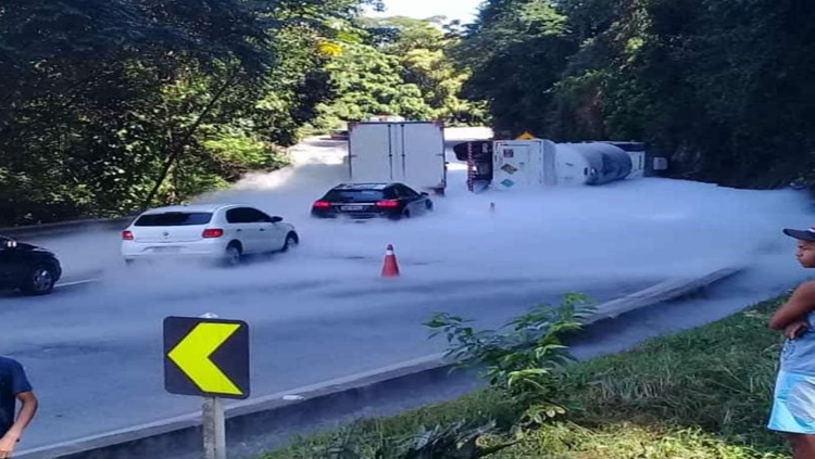 PERIGO: Caminhão de oxigênio tomba e deixa trânsito parado na Serra de Petrópolis