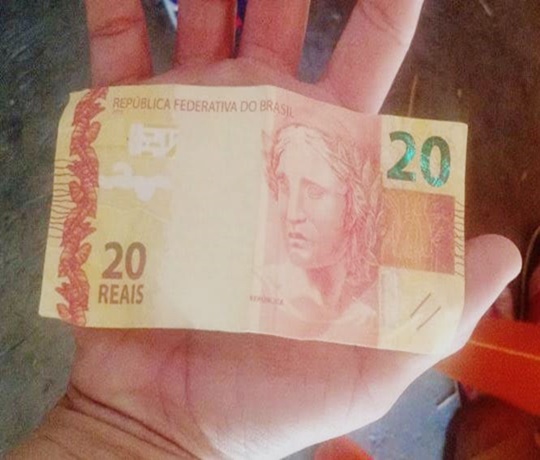 '20 REAIS': Mulher apanha do marido por reclamar do valor de dinheiro para fazer compras