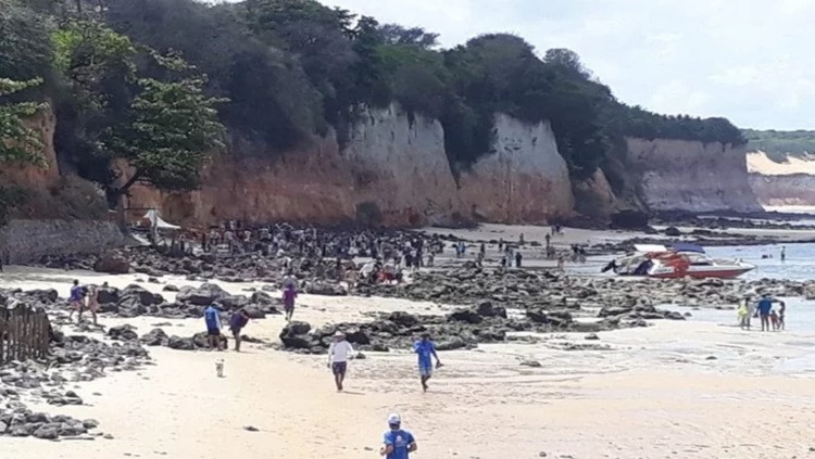 TRAGÉDIA: Falésia desaba e mata três pessoas em praia do Nordeste