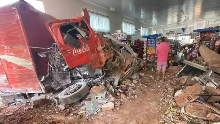 DESASTRE: Caminhão invade supermercado e clientes ficam feridos