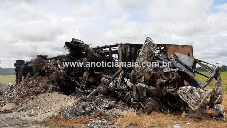 PRESO ÀS FERRAGENS: Motorista morre carbonizado após acidente entre carretas 