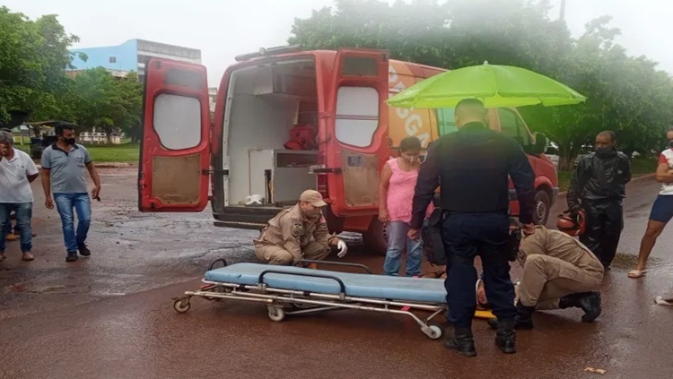 PERIGO: Homem é atropelado por caminhonete ao atravessar faixa de pedestre