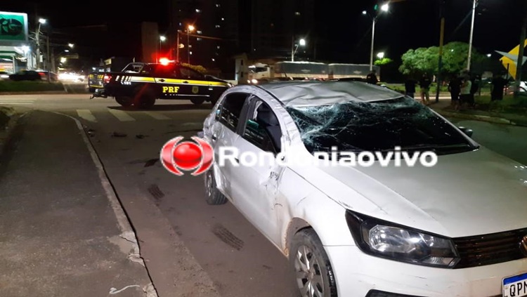 NO SEMÁFORO: Carro capota na Jorge Teixeira após colisão com motocicleta