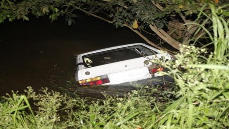 TRÁGICO: Motorista e seis crianças morrem na hora após carro cair de ponte