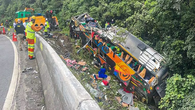 NA CURVA: Acidente de ônibus no Paraná deixa 19 mortos e mais de 30 feridos