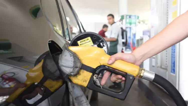 NOVO AUMENTO: Gasolina terá reajuste de 5% e diesel de 4,4% a partir desta quarta