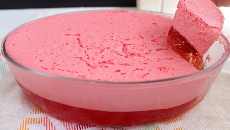 SOBREMESA: Mousse de gelatina com creme de leite para se deliciar a qualquer hora