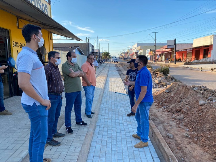 RECURSOS: Presidente Laerte Gomes vistoria obras em avenida de Urupá