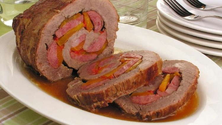 APETITOSA: Carne assada no forno recheada com linguiça para o almoço