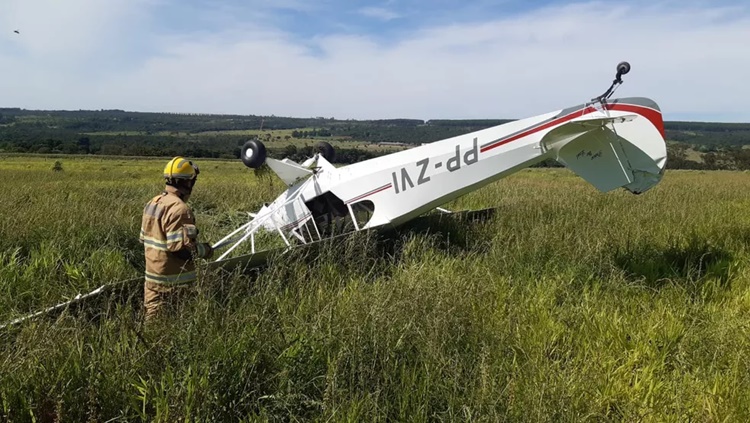 ACIDENTE: Avião de pequeno porte cai no meio do pasto e piloto é socorrido