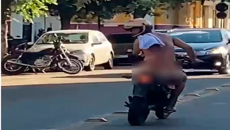 ATO OBSCENO: Motoqueiro pede desculpas após pilotar pelado em cidade