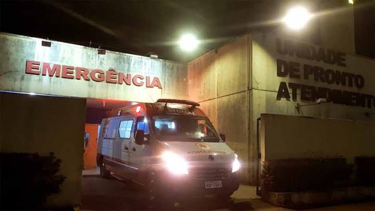 GRAVE: Homem chega em carro e ataca clientes de bar a golpes de facão