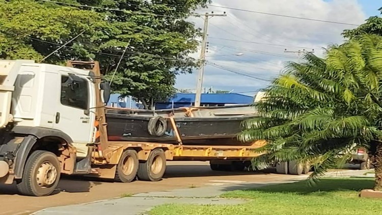 CAIU: Barco é apreendido no rio Guaporé com produtos para refinar cocaína