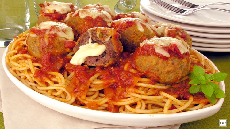 SABOROSO: Saiba como fazer o espaguete com almôndegas à parmegiana para o almoço