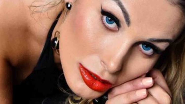 CARREIRA DE MODELO: Andressa Urach posa e diz ser livre: ‘Batom vermelho sem culpa’