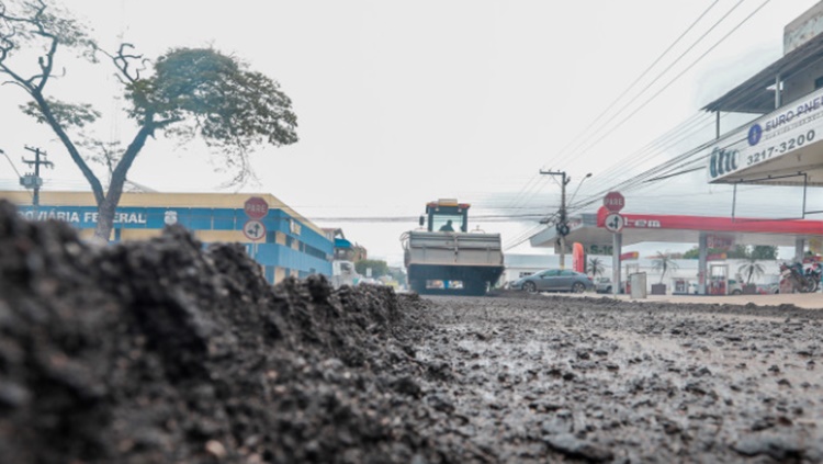 DRENAGEM E PAVIMENTAÇÃO: Prefeitura fará o asfaltamento da avenida Calama assim que cessarem as chuvas