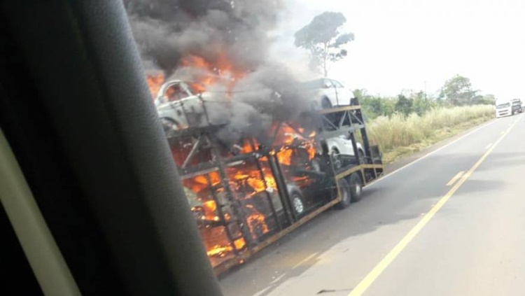 INCÊNDIO: Carreta-cegonha pega fogo e destrói vários veículos de passeio na BR-364