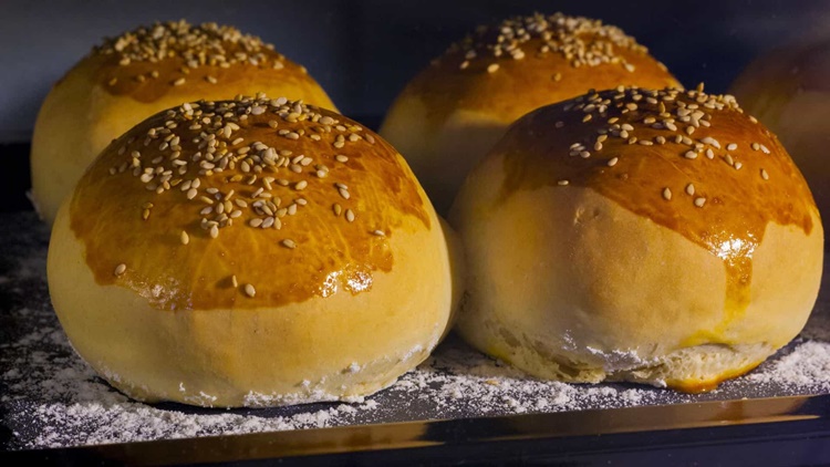 FÁCIL: Que tal um pão quentinho e feito na hora? Confira esta receita super simples!