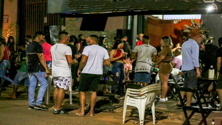 AGLOMERAÇÃO: Cerca de 200 pessoas são flagradas em festa clandestina na capital