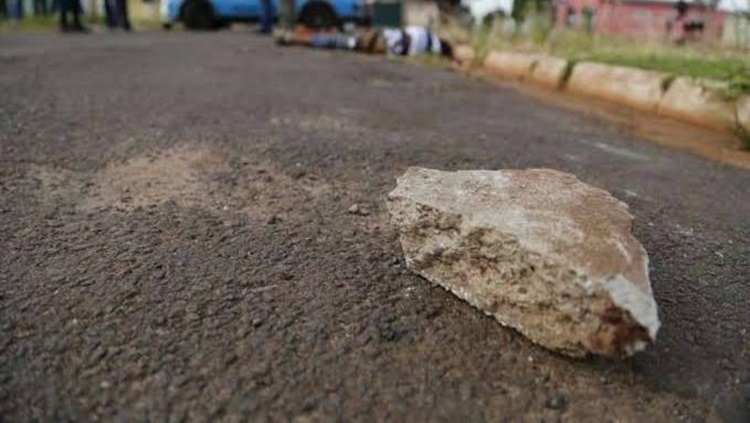 NO MEIO DA RUA: Após ser atacado com pedradas na cabeça, homem é encontrado agonizando