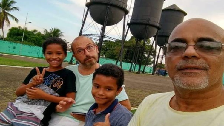 AMOR: Casal homoafetivo do RJ adota irmãos gêmeos em Porto Velho
