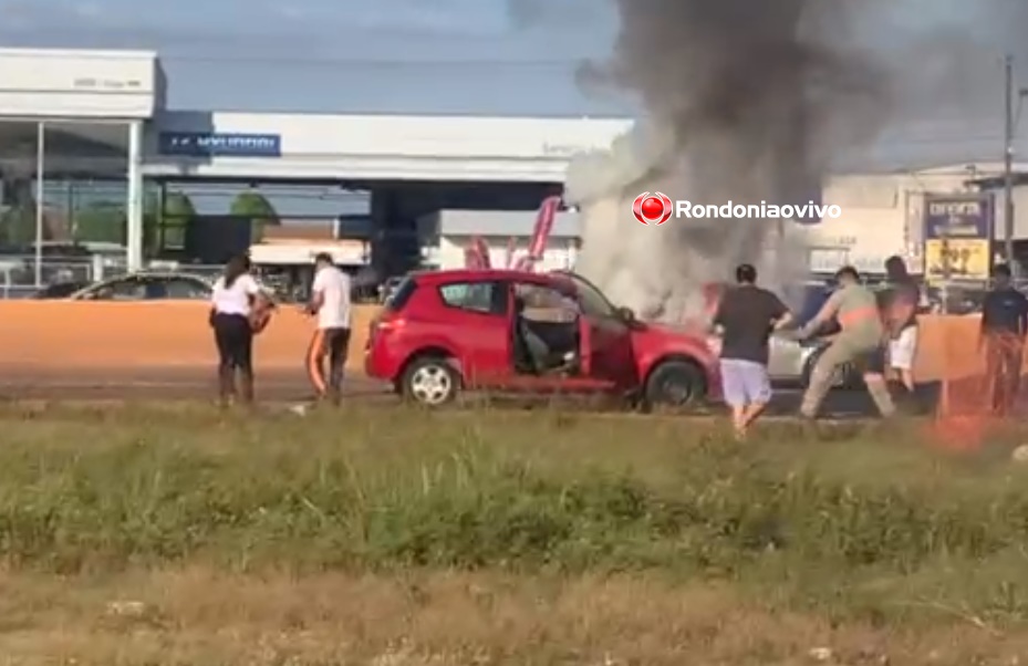 ASSISTA: Carro pega fogo na BR-364 próximo a rua Pau Ferro em Porto Velho