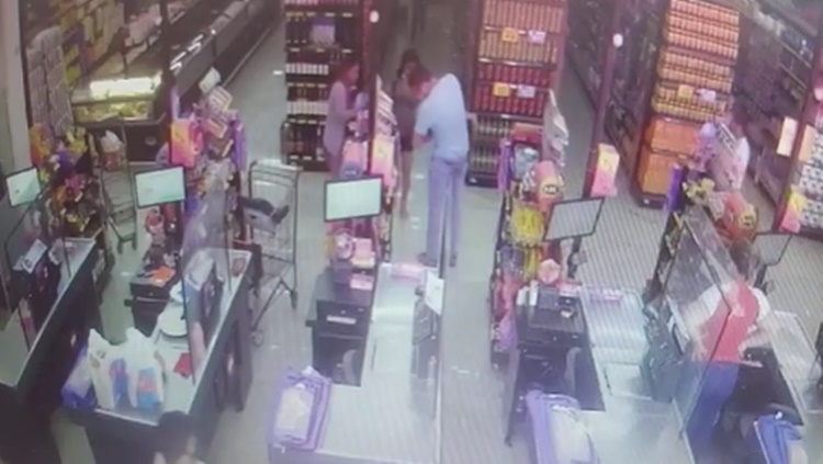 GESTO HERÓICO: Policial militar de folga faz manobra e salva bebê engasgado com bala em supermercado; veja o vídeo