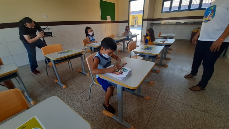 PRESENCIAIS: Professores e alunos simulam volta às aulas em Porto Velho