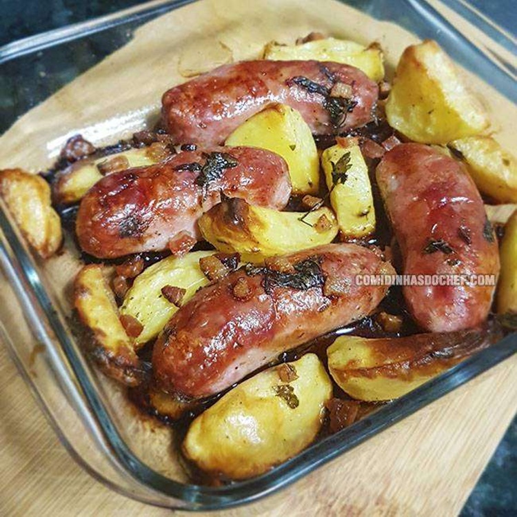 RÁPIDO: Linguiça com batata no forno é uma ótima opção para o almoço