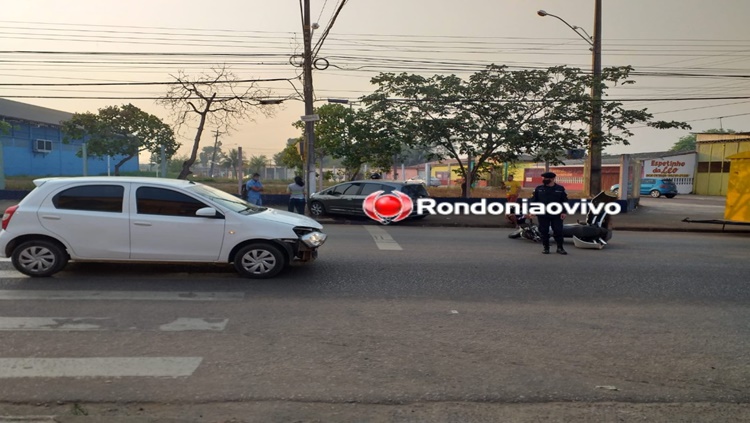 NA FAIXA: Acidente envolvendo três veículos deixa motociclista ferido