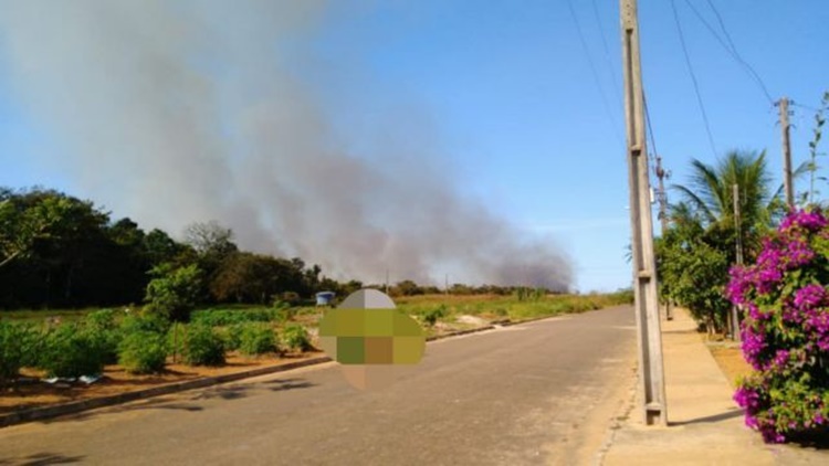 VILHENA: Terreno pega fogo e deixa residências da cidade tomadas por fuligem